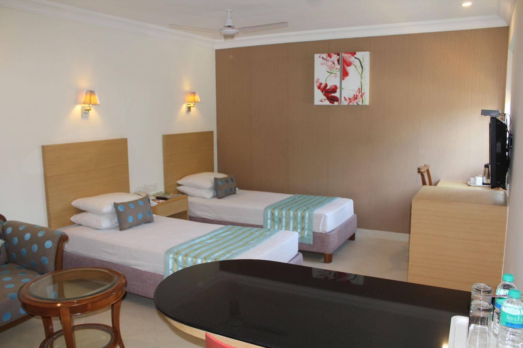 The Lotus Apartment Hotel, Burkit Road Chennai Esterno foto